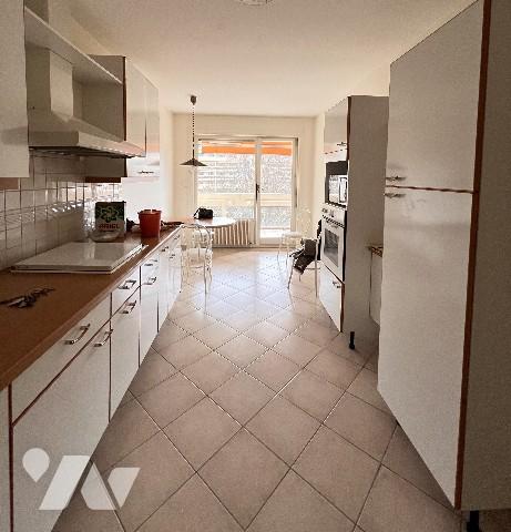 ECULLY, Résidence Pitance, T5 de 124,52 m² avec 37 m² de balcon, un garage fermé, piscine et tennis.