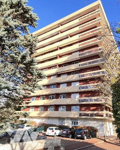 ECULLY, Résidence Pitance, T5 de 124,52 m² avec 37 m² de balcon, un garage fermé, piscine et tennis.