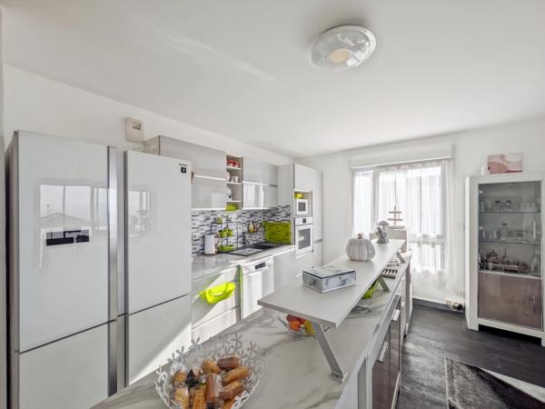 À vendre appartement 4 pièces EVIAN LES BAINS (74) - Magnifique T4 récent avec vue panoramique sur le lac Léman