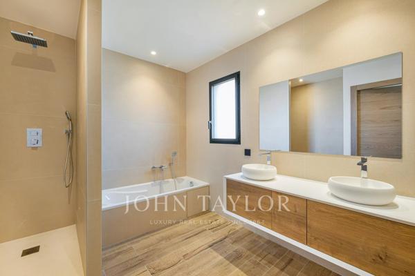 Mougins - Villa contemporaine neuve dans petit domaine privé