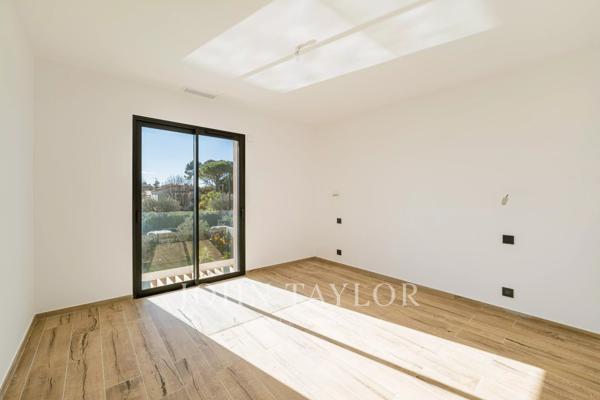 Mougins - Villa contemporaine neuve dans petit domaine privé