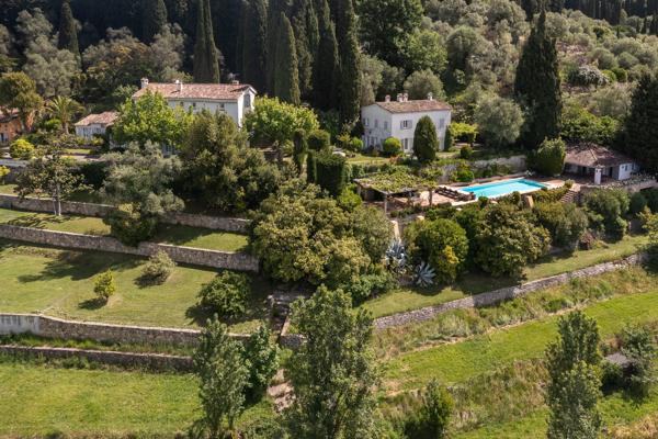 Propriété d'exception composée de trois bâtiments avec vue panoramique