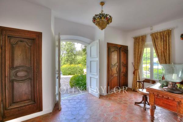 Propriété d'exception composée de trois bâtiments avec vue panoramique