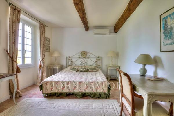 Propriété d'exception composée de trois bâtiments avec vue panoramique