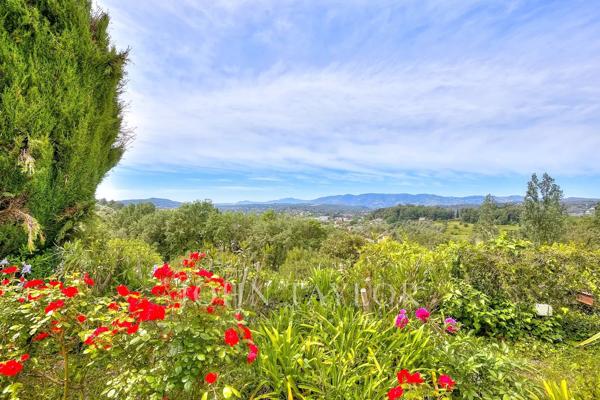 Propriété d'exception composée de trois bâtiments avec vue panoramique