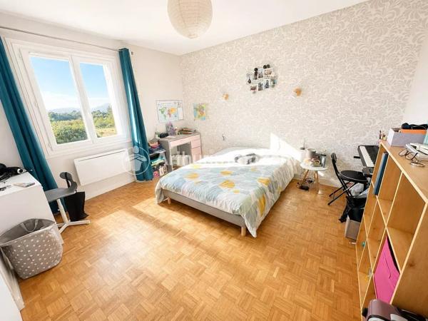 Vente                                                      Maison
                        
                     7 pièces                      179 m2                     à Saint-Astier