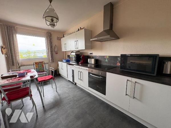 Appartement vendu loué, situé au 4 ème étage d'une résidence avec ascenseur à proximité immédia...