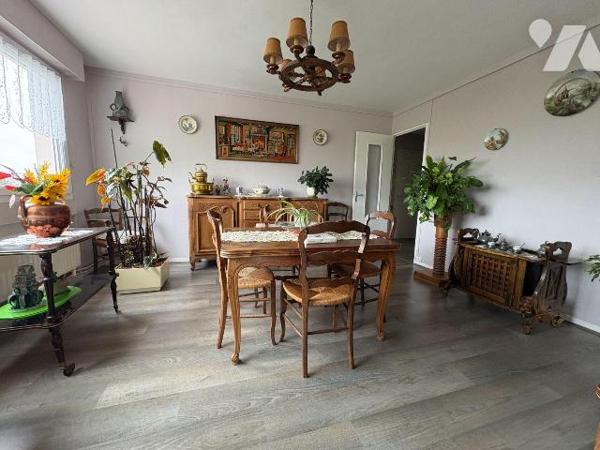 Appartement vendu loué, situé au 4 ème étage d'une résidence avec ascenseur à proximité immédia...