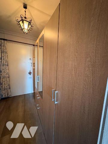 Appartement vendu loué, situé au 4 ème étage d'une résidence avec ascenseur à proximité immédia...