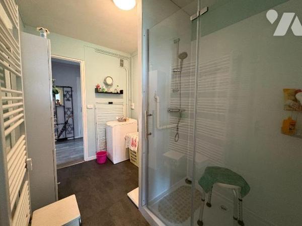Appartement vendu loué, situé au 4 ème étage d'une résidence avec ascenseur à proximité immédia...