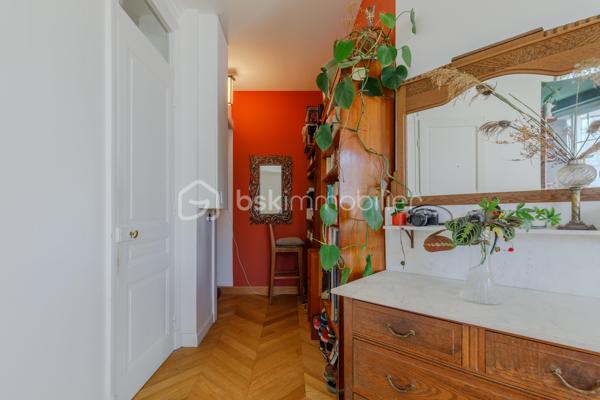 Vous recherchez un appartement sans travaux situé entre Jean Macé et le Parc Sergent Blandan à Lyon 7ème, au sein d'une copropriété à taille humaine ? 

Je vous invite à découvrir cet appartement lumineux exposé Est de 51 m² situé au 4ème et dernier étage d'une copropriété aux faibles charges et bien entretenue à l'esprit Art Déco. 

Situé en plein centre-ville, vous aurez accès au tramway T2 arrêt Berthelot en 2 min. à pied, vous serez à 10 min. à pied de la gare Jean Macé et à moins de 20 min. du campus de l'EM Lyon, business school renommée. Côté commerces de proximité, supermarchés, pharmacie et boulangerie sont accessibles à moins de 5 min. à pied.

Rénové en intégralité par une conceptrice/designer en 2020 avec des matériaux de qualité dont un parquet en point de Hongrie dans les pièces de vie, un sol esprit travertin dans la salle de bain et une cuisine toute équipée parfaitement agencée pour maximiser l'espace, cet appartement est idéal à vivre pour un couple ou une personne seule.

L'entrée dispose d'un espace bureau et dessert : un vaste espace de vie de 27 m², une chambre créée en alcôve pouvant être fermée en ajoutant une verrière - pour bénéficier de la lumière apportée par les deux grandes fenêtres du séjour - une cuisine aménagée et équipée (plaques de cuisson électriques, four et réfrigérateur encastrés), une salle de bain fonctionnelle et lumineuse puis les WC indépendants.

Une cave de près de 7 m² et un grenier complètent le bien. 

A noter : Plan pluriannuel de travaux voté - Faible Taxe Foncière de 500 €/an - Menuiseries PVC - Double vitrage dans l'ensemble de l'appartement - Immeuble construit en 1948 avec vitraux esprit "Art Déco" - Possibilité d'ajouter un poêle à granulés dans l'entrée (supprimé lors des travaux) - Radiateurs électriques à inertie