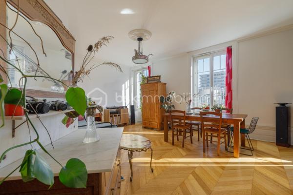 Vous recherchez un appartement sans travaux situé entre Jean Macé et le Parc Sergent Blandan à Lyon 7ème, au sein d'une copropriété à taille humaine ? 

Je vous invite à découvrir cet appartement lumineux exposé Est de 51 m² situé au 4ème et dernier étage d'une copropriété aux faibles charges et bien entretenue à l'esprit Art Déco. 

Situé en plein centre-ville, vous aurez accès au tramway T2 arrêt Berthelot en 2 min. à pied, vous serez à 10 min. à pied de la gare Jean Macé et à moins de 20 min. du campus de l'EM Lyon, business school renommée. Côté commerces de proximité, supermarchés, pharmacie et boulangerie sont accessibles à moins de 5 min. à pied.

Rénové en intégralité par une conceptrice/designer en 2020 avec des matériaux de qualité dont un parquet en point de Hongrie dans les pièces de vie, un sol esprit travertin dans la salle de bain et une cuisine toute équipée parfaitement agencée pour maximiser l'espace, cet appartement est idéal à vivre pour un couple ou une personne seule.

L'entrée dispose d'un espace bureau et dessert : un vaste espace de vie de 27 m², une chambre créée en alcôve pouvant être fermée en ajoutant une verrière - pour bénéficier de la lumière apportée par les deux grandes fenêtres du séjour - une cuisine aménagée et équipée (plaques de cuisson électriques, four et réfrigérateur encastrés), une salle de bain fonctionnelle et lumineuse puis les WC indépendants.

Une cave de près de 7 m² et un grenier complètent le bien. 

A noter : Plan pluriannuel de travaux voté - Faible Taxe Foncière de 500 €/an - Menuiseries PVC - Double vitrage dans l'ensemble de l'appartement - Immeuble construit en 1948 avec vitraux esprit "Art Déco" - Possibilité d'ajouter un poêle à granulés dans l'entrée (supprimé lors des travaux) - Radiateurs électriques à inertie