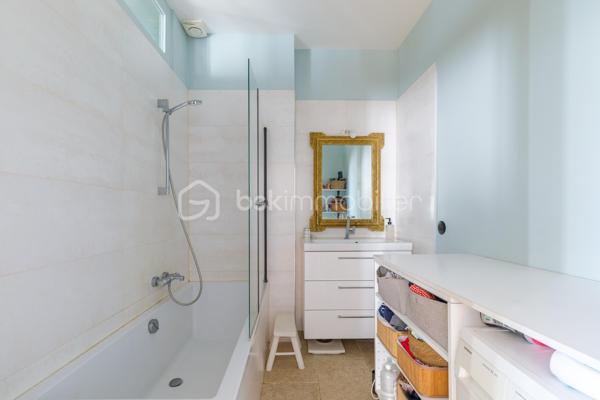 Vous recherchez un appartement sans travaux situé entre Jean Macé et le Parc Sergent Blandan à Lyon 7ème, au sein d'une copropriété à taille humaine ? 

Je vous invite à découvrir cet appartement lumineux exposé Est de 51 m² situé au 4ème et dernier étage d'une copropriété aux faibles charges et bien entretenue à l'esprit Art Déco. 

Situé en plein centre-ville, vous aurez accès au tramway T2 arrêt Berthelot en 2 min. à pied, vous serez à 10 min. à pied de la gare Jean Macé et à moins de 20 min. du campus de l'EM Lyon, business school renommée. Côté commerces de proximité, supermarchés, pharmacie et boulangerie sont accessibles à moins de 5 min. à pied.

Rénové en intégralité par une conceptrice/designer en 2020 avec des matériaux de qualité dont un parquet en point de Hongrie dans les pièces de vie, un sol esprit travertin dans la salle de bain et une cuisine toute équipée parfaitement agencée pour maximiser l'espace, cet appartement est idéal à vivre pour un couple ou une personne seule.

L'entrée dispose d'un espace bureau et dessert : un vaste espace de vie de 27 m², une chambre créée en alcôve pouvant être fermée en ajoutant une verrière - pour bénéficier de la lumière apportée par les deux grandes fenêtres du séjour - une cuisine aménagée et équipée (plaques de cuisson électriques, four et réfrigérateur encastrés), une salle de bain fonctionnelle et lumineuse puis les WC indépendants.

Une cave de près de 7 m² et un grenier complètent le bien. 

A noter : Plan pluriannuel de travaux voté - Faible Taxe Foncière de 500 €/an - Menuiseries PVC - Double vitrage dans l'ensemble de l'appartement - Immeuble construit en 1948 avec vitraux esprit "Art Déco" - Possibilité d'ajouter un poêle à granulés dans l'entrée (supprimé lors des travaux) - Radiateurs électriques à inertie