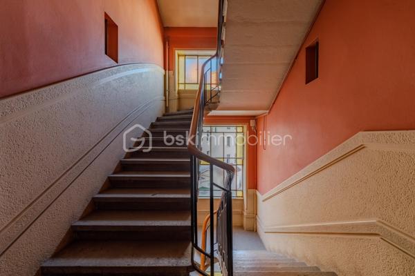 Vous recherchez un appartement sans travaux situé entre Jean Macé et le Parc Sergent Blandan à Lyon 7ème, au sein d'une copropriété à taille humaine ? 

Je vous invite à découvrir cet appartement lumineux exposé Est de 51 m² situé au 4ème et dernier étage d'une copropriété aux faibles charges et bien entretenue à l'esprit Art Déco. 

Situé en plein centre-ville, vous aurez accès au tramway T2 arrêt Berthelot en 2 min. à pied, vous serez à 10 min. à pied de la gare Jean Macé et à moins de 20 min. du campus de l'EM Lyon, business school renommée. Côté commerces de proximité, supermarchés, pharmacie et boulangerie sont accessibles à moins de 5 min. à pied.

Rénové en intégralité par une conceptrice/designer en 2020 avec des matériaux de qualité dont un parquet en point de Hongrie dans les pièces de vie, un sol esprit travertin dans la salle de bain et une cuisine toute équipée parfaitement agencée pour maximiser l'espace, cet appartement est idéal à vivre pour un couple ou une personne seule.

L'entrée dispose d'un espace bureau et dessert : un vaste espace de vie de 27 m², une chambre créée en alcôve pouvant être fermée en ajoutant une verrière - pour bénéficier de la lumière apportée par les deux grandes fenêtres du séjour - une cuisine aménagée et équipée (plaques de cuisson électriques, four et réfrigérateur encastrés), une salle de bain fonctionnelle et lumineuse puis les WC indépendants.

Une cave de près de 7 m² et un grenier complètent le bien. 

A noter : Plan pluriannuel de travaux voté - Faible Taxe Foncière de 500 €/an - Menuiseries PVC - Double vitrage dans l'ensemble de l'appartement - Immeuble construit en 1948 avec vitraux esprit "Art Déco" - Possibilité d'ajouter un poêle à granulés dans l'entrée (supprimé lors des travaux) - Radiateurs électriques à inertie