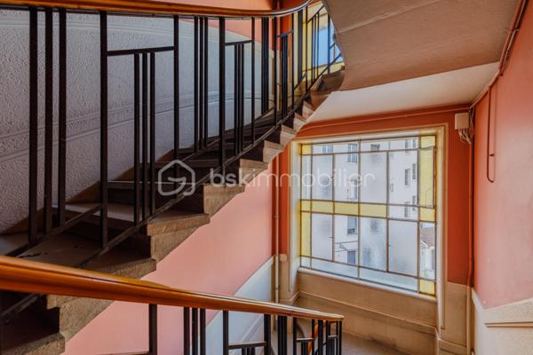 Vous recherchez un appartement sans travaux situé entre Jean Macé et le Parc Sergent Blandan à Lyon 7ème, au sein d'une copropriété à taille humaine ? 

Je vous invite à découvrir cet appartement lumineux exposé Est de 51 m² situé au 4ème et dernier étage d'une copropriété aux faibles charges et bien entretenue à l'esprit Art Déco. 

Situé en plein centre-ville, vous aurez accès au tramway T2 arrêt Berthelot en 2 min. à pied, vous serez à 10 min. à pied de la gare Jean Macé et à moins de 20 min. du campus de l'EM Lyon, business school renommée. Côté commerces de proximité, supermarchés, pharmacie et boulangerie sont accessibles à moins de 5 min. à pied.

Rénové en intégralité par une conceptrice/designer en 2020 avec des matériaux de qualité dont un parquet en point de Hongrie dans les pièces de vie, un sol esprit travertin dans la salle de bain et une cuisine toute équipée parfaitement agencée pour maximiser l'espace, cet appartement est idéal à vivre pour un couple ou une personne seule.

L'entrée dispose d'un espace bureau et dessert : un vaste espace de vie de 27 m², une chambre créée en alcôve pouvant être fermée en ajoutant une verrière - pour bénéficier de la lumière apportée par les deux grandes fenêtres du séjour - une cuisine aménagée et équipée (plaques de cuisson électriques, four et réfrigérateur encastrés), une salle de bain fonctionnelle et lumineuse puis les WC indépendants.

Une cave de près de 7 m² et un grenier complètent le bien. 

A noter : Plan pluriannuel de travaux voté - Faible Taxe Foncière de 500 €/an - Menuiseries PVC - Double vitrage dans l'ensemble de l'appartement - Immeuble construit en 1948 avec vitraux esprit "Art Déco" - Possibilité d'ajouter un poêle à granulés dans l'entrée (supprimé lors des travaux) - Radiateurs électriques à inertie