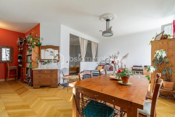Vous recherchez un appartement sans travaux situé entre Jean Macé et le Parc Sergent Blandan à Lyon 7ème, au sein d'une copropriété à taille humaine ? 

Je vous invite à découvrir cet appartement lumineux exposé Est de 51 m² situé au 4ème et dernier étage d'une copropriété aux faibles charges et bien entretenue à l'esprit Art Déco. 

Situé en plein centre-ville, vous aurez accès au tramway T2 arrêt Berthelot en 2 min. à pied, vous serez à 10 min. à pied de la gare Jean Macé et à moins de 20 min. du campus de l'EM Lyon, business school renommée. Côté commerces de proximité, supermarchés, pharmacie et boulangerie sont accessibles à moins de 5 min. à pied.

Rénové en intégralité par une conceptrice/designer en 2020 avec des matériaux de qualité dont un parquet en point de Hongrie dans les pièces de vie, un sol esprit travertin dans la salle de bain et une cuisine toute équipée parfaitement agencée pour maximiser l'espace, cet appartement est idéal à vivre pour un couple ou une personne seule.

L'entrée dispose d'un espace bureau et dessert : un vaste espace de vie de 27 m², une chambre créée en alcôve pouvant être fermée en ajoutant une verrière - pour bénéficier de la lumière apportée par les deux grandes fenêtres du séjour - une cuisine aménagée et équipée (plaques de cuisson électriques, four et réfrigérateur encastrés), une salle de bain fonctionnelle et lumineuse puis les WC indépendants.

Une cave de près de 7 m² et un grenier complètent le bien. 

A noter : Plan pluriannuel de travaux voté - Faible Taxe Foncière de 500 €/an - Menuiseries PVC - Double vitrage dans l'ensemble de l'appartement - Immeuble construit en 1948 avec vitraux esprit "Art Déco" - Possibilité d'ajouter un poêle à granulés dans l'entrée (supprimé lors des travaux) - Radiateurs électriques à inertie