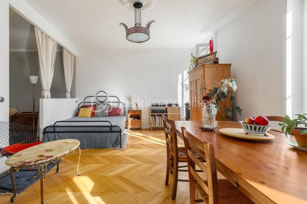 Vous recherchez un appartement sans travaux situé entre Jean Macé et le Parc Sergent Blandan à Lyon 7ème, au sein d'une copropriété à taille humaine ? 

Je vous invite à découvrir cet appartement lumineux exposé Est de 51 m² situé au 4ème et dernier étage d'une copropriété aux faibles charges et bien entretenue à l'esprit Art Déco. 

Situé en plein centre-ville, vous aurez accès au tramway T2 arrêt Berthelot en 2 min. à pied, vous serez à 10 min. à pied de la gare Jean Macé et à moins de 20 min. du campus de l'EM Lyon, business school renommée. Côté commerces de proximité, supermarchés, pharmacie et boulangerie sont accessibles à moins de 5 min. à pied.

Rénové en intégralité par une conceptrice/designer en 2020 avec des matériaux de qualité dont un parquet en point de Hongrie dans les pièces de vie, un sol esprit travertin dans la salle de bain et une cuisine toute équipée parfaitement agencée pour maximiser l'espace, cet appartement est idéal à vivre pour un couple ou une personne seule.

L'entrée dispose d'un espace bureau et dessert : un vaste espace de vie de 27 m², une chambre créée en alcôve pouvant être fermée en ajoutant une verrière - pour bénéficier de la lumière apportée par les deux grandes fenêtres du séjour - une cuisine aménagée et équipée (plaques de cuisson électriques, four et réfrigérateur encastrés), une salle de bain fonctionnelle et lumineuse puis les WC indépendants.

Une cave de près de 7 m² et un grenier complètent le bien. 

A noter : Plan pluriannuel de travaux voté - Faible Taxe Foncière de 500 €/an - Menuiseries PVC - Double vitrage dans l'ensemble de l'appartement - Immeuble construit en 1948 avec vitraux esprit "Art Déco" - Possibilité d'ajouter un poêle à granulés dans l'entrée (supprimé lors des travaux) - Radiateurs électriques à inertie