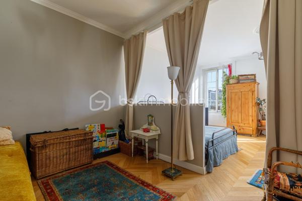 Vous recherchez un appartement sans travaux situé entre Jean Macé et le Parc Sergent Blandan à Lyon 7ème, au sein d'une copropriété à taille humaine ? 

Je vous invite à découvrir cet appartement lumineux exposé Est de 51 m² situé au 4ème et dernier étage d'une copropriété aux faibles charges et bien entretenue à l'esprit Art Déco. 

Situé en plein centre-ville, vous aurez accès au tramway T2 arrêt Berthelot en 2 min. à pied, vous serez à 10 min. à pied de la gare Jean Macé et à moins de 20 min. du campus de l'EM Lyon, business school renommée. Côté commerces de proximité, supermarchés, pharmacie et boulangerie sont accessibles à moins de 5 min. à pied.

Rénové en intégralité par une conceptrice/designer en 2020 avec des matériaux de qualité dont un parquet en point de Hongrie dans les pièces de vie, un sol esprit travertin dans la salle de bain et une cuisine toute équipée parfaitement agencée pour maximiser l'espace, cet appartement est idéal à vivre pour un couple ou une personne seule.

L'entrée dispose d'un espace bureau et dessert : un vaste espace de vie de 27 m², une chambre créée en alcôve pouvant être fermée en ajoutant une verrière - pour bénéficier de la lumière apportée par les deux grandes fenêtres du séjour - une cuisine aménagée et équipée (plaques de cuisson électriques, four et réfrigérateur encastrés), une salle de bain fonctionnelle et lumineuse puis les WC indépendants.

Une cave de près de 7 m² et un grenier complètent le bien. 

A noter : Plan pluriannuel de travaux voté - Faible Taxe Foncière de 500 €/an - Menuiseries PVC - Double vitrage dans l'ensemble de l'appartement - Immeuble construit en 1948 avec vitraux esprit "Art Déco" - Possibilité d'ajouter un poêle à granulés dans l'entrée (supprimé lors des travaux) - Radiateurs électriques à inertie