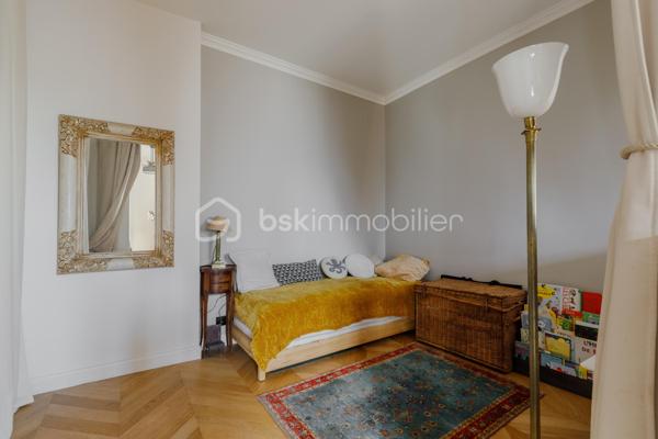 Vous recherchez un appartement sans travaux situé entre Jean Macé et le Parc Sergent Blandan à Lyon 7ème, au sein d'une copropriété à taille humaine ? 

Je vous invite à découvrir cet appartement lumineux exposé Est de 51 m² situé au 4ème et dernier étage d'une copropriété aux faibles charges et bien entretenue à l'esprit Art Déco. 

Situé en plein centre-ville, vous aurez accès au tramway T2 arrêt Berthelot en 2 min. à pied, vous serez à 10 min. à pied de la gare Jean Macé et à moins de 20 min. du campus de l'EM Lyon, business school renommée. Côté commerces de proximité, supermarchés, pharmacie et boulangerie sont accessibles à moins de 5 min. à pied.

Rénové en intégralité par une conceptrice/designer en 2020 avec des matériaux de qualité dont un parquet en point de Hongrie dans les pièces de vie, un sol esprit travertin dans la salle de bain et une cuisine toute équipée parfaitement agencée pour maximiser l'espace, cet appartement est idéal à vivre pour un couple ou une personne seule.

L'entrée dispose d'un espace bureau et dessert : un vaste espace de vie de 27 m², une chambre créée en alcôve pouvant être fermée en ajoutant une verrière - pour bénéficier de la lumière apportée par les deux grandes fenêtres du séjour - une cuisine aménagée et équipée (plaques de cuisson électriques, four et réfrigérateur encastrés), une salle de bain fonctionnelle et lumineuse puis les WC indépendants.

Une cave de près de 7 m² et un grenier complètent le bien. 

A noter : Plan pluriannuel de travaux voté - Faible Taxe Foncière de 500 €/an - Menuiseries PVC - Double vitrage dans l'ensemble de l'appartement - Immeuble construit en 1948 avec vitraux esprit "Art Déco" - Possibilité d'ajouter un poêle à granulés dans l'entrée (supprimé lors des travaux) - Radiateurs électriques à inertie