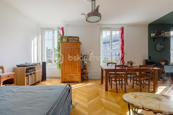 Vous recherchez un appartement sans travaux situé entre Jean Macé et le Parc Sergent Blandan à Lyon 7ème, au sein d'une copropriété à taille humaine ? 

Je vous invite à découvrir cet appartement lumineux exposé Est de 51 m² situé au 4ème et dernier étage d'une copropriété aux faibles charges et bien entretenue à l'esprit Art Déco. 

Situé en plein centre-ville, vous aurez accès au tramway T2 arrêt Berthelot en 2 min. à pied, vous serez à 10 min. à pied de la gare Jean Macé et à moins de 20 min. du campus de l'EM Lyon, business school renommée. Côté commerces de proximité, supermarchés, pharmacie et boulangerie sont accessibles à moins de 5 min. à pied.

Rénové en intégralité par une conceptrice/designer en 2020 avec des matériaux de qualité dont un parquet en point de Hongrie dans les pièces de vie, un sol esprit travertin dans la salle de bain et une cuisine toute équipée parfaitement agencée pour maximiser l'espace, cet appartement est idéal à vivre pour un couple ou une personne seule.

L'entrée dispose d'un espace bureau et dessert : un vaste espace de vie de 27 m², une chambre créée en alcôve pouvant être fermée en ajoutant une verrière - pour bénéficier de la lumière apportée par les deux grandes fenêtres du séjour - une cuisine aménagée et équipée (plaques de cuisson électriques, four et réfrigérateur encastrés), une salle de bain fonctionnelle et lumineuse puis les WC indépendants.

Une cave de près de 7 m² et un grenier complètent le bien. 

A noter : Plan pluriannuel de travaux voté - Faible Taxe Foncière de 500 €/an - Menuiseries PVC - Double vitrage dans l'ensemble de l'appartement - Immeuble construit en 1948 avec vitraux esprit "Art Déco" - Possibilité d'ajouter un poêle à granulés dans l'entrée (supprimé lors des travaux) - Radiateurs électriques à inertie