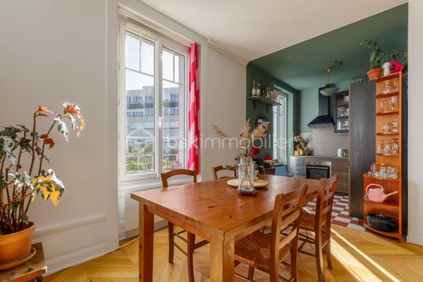 Vous recherchez un appartement sans travaux situé entre Jean Macé et le Parc Sergent Blandan à Lyon 7ème, au sein d'une copropriété à taille humaine ? 

Je vous invite à découvrir cet appartement lumineux exposé Est de 51 m² situé au 4ème et dernier étage d'une copropriété aux faibles charges et bien entretenue à l'esprit Art Déco. 

Situé en plein centre-ville, vous aurez accès au tramway T2 arrêt Berthelot en 2 min. à pied, vous serez à 10 min. à pied de la gare Jean Macé et à moins de 20 min. du campus de l'EM Lyon, business school renommée. Côté commerces de proximité, supermarchés, pharmacie et boulangerie sont accessibles à moins de 5 min. à pied.

Rénové en intégralité par une conceptrice/designer en 2020 avec des matériaux de qualité dont un parquet en point de Hongrie dans les pièces de vie, un sol esprit travertin dans la salle de bain et une cuisine toute équipée parfaitement agencée pour maximiser l'espace, cet appartement est idéal à vivre pour un couple ou une personne seule.

L'entrée dispose d'un espace bureau et dessert : un vaste espace de vie de 27 m², une chambre créée en alcôve pouvant être fermée en ajoutant une verrière - pour bénéficier de la lumière apportée par les deux grandes fenêtres du séjour - une cuisine aménagée et équipée (plaques de cuisson électriques, four et réfrigérateur encastrés), une salle de bain fonctionnelle et lumineuse puis les WC indépendants.

Une cave de près de 7 m² et un grenier complètent le bien. 

A noter : Plan pluriannuel de travaux voté - Faible Taxe Foncière de 500 €/an - Menuiseries PVC - Double vitrage dans l'ensemble de l'appartement - Immeuble construit en 1948 avec vitraux esprit "Art Déco" - Possibilité d'ajouter un poêle à granulés dans l'entrée (supprimé lors des travaux) - Radiateurs électriques à inertie
