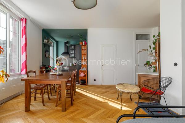 Vous recherchez un appartement sans travaux situé entre Jean Macé et le Parc Sergent Blandan à Lyon 7ème, au sein d'une copropriété à taille humaine ? 

Je vous invite à découvrir cet appartement lumineux exposé Est de 51 m² situé au 4ème et dernier étage d'une copropriété aux faibles charges et bien entretenue à l'esprit Art Déco. 

Situé en plein centre-ville, vous aurez accès au tramway T2 arrêt Berthelot en 2 min. à pied, vous serez à 10 min. à pied de la gare Jean Macé et à moins de 20 min. du campus de l'EM Lyon, business school renommée. Côté commerces de proximité, supermarchés, pharmacie et boulangerie sont accessibles à moins de 5 min. à pied.

Rénové en intégralité par une conceptrice/designer en 2020 avec des matériaux de qualité dont un parquet en point de Hongrie dans les pièces de vie, un sol esprit travertin dans la salle de bain et une cuisine toute équipée parfaitement agencée pour maximiser l'espace, cet appartement est idéal à vivre pour un couple ou une personne seule.

L'entrée dispose d'un espace bureau et dessert : un vaste espace de vie de 27 m², une chambre créée en alcôve pouvant être fermée en ajoutant une verrière - pour bénéficier de la lumière apportée par les deux grandes fenêtres du séjour - une cuisine aménagée et équipée (plaques de cuisson électriques, four et réfrigérateur encastrés), une salle de bain fonctionnelle et lumineuse puis les WC indépendants.

Une cave de près de 7 m² et un grenier complètent le bien. 

A noter : Plan pluriannuel de travaux voté - Faible Taxe Foncière de 500 €/an - Menuiseries PVC - Double vitrage dans l'ensemble de l'appartement - Immeuble construit en 1948 avec vitraux esprit "Art Déco" - Possibilité d'ajouter un poêle à granulés dans l'entrée (supprimé lors des travaux) - Radiateurs électriques à inertie