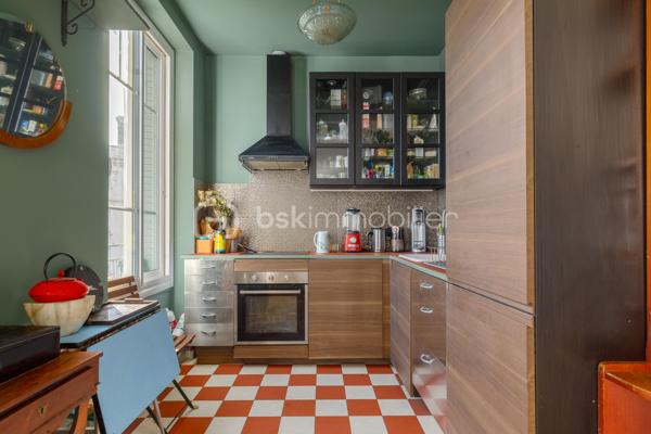 Vous recherchez un appartement sans travaux situé entre Jean Macé et le Parc Sergent Blandan à Lyon 7ème, au sein d'une copropriété à taille humaine ? 

Je vous invite à découvrir cet appartement lumineux exposé Est de 51 m² situé au 4ème et dernier étage d'une copropriété aux faibles charges et bien entretenue à l'esprit Art Déco. 

Situé en plein centre-ville, vous aurez accès au tramway T2 arrêt Berthelot en 2 min. à pied, vous serez à 10 min. à pied de la gare Jean Macé et à moins de 20 min. du campus de l'EM Lyon, business school renommée. Côté commerces de proximité, supermarchés, pharmacie et boulangerie sont accessibles à moins de 5 min. à pied.

Rénové en intégralité par une conceptrice/designer en 2020 avec des matériaux de qualité dont un parquet en point de Hongrie dans les pièces de vie, un sol esprit travertin dans la salle de bain et une cuisine toute équipée parfaitement agencée pour maximiser l'espace, cet appartement est idéal à vivre pour un couple ou une personne seule.

L'entrée dispose d'un espace bureau et dessert : un vaste espace de vie de 27 m², une chambre créée en alcôve pouvant être fermée en ajoutant une verrière - pour bénéficier de la lumière apportée par les deux grandes fenêtres du séjour - une cuisine aménagée et équipée (plaques de cuisson électriques, four et réfrigérateur encastrés), une salle de bain fonctionnelle et lumineuse puis les WC indépendants.

Une cave de près de 7 m² et un grenier complètent le bien. 

A noter : Plan pluriannuel de travaux voté - Faible Taxe Foncière de 500 €/an - Menuiseries PVC - Double vitrage dans l'ensemble de l'appartement - Immeuble construit en 1948 avec vitraux esprit "Art Déco" - Possibilité d'ajouter un poêle à granulés dans l'entrée (supprimé lors des travaux) - Radiateurs électriques à inertie