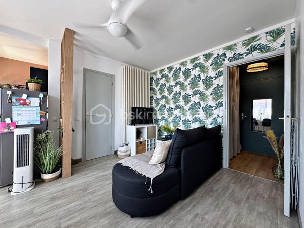 Dans une résidence avec piscine située dans le centre de Hyères, vous découvrirez ce bel appartement très lumineux de 28 m² situé au 4ème étage avec ascenseur.

Vous êtes dans un quartier très recherché, à pied de toutes commodités (commerces, médecins, marché, cinéma...)

L'appartement est composé d'une entrée avec placard, un séjour avec kitchenette ouverte, un espace nuit et une salle d'eau avec WC.

La résidence extrêmement bien entretenue offre un jardin luxuriant au coeur duquel sont implantés une très belle piscine, un terrain de tennis
et un terrain de boules ; elle bénéficie également de la présence très appréciée d'un Gardien.

A noter : Les faibles charges comprennent le chauffage, l'eau froide, l'eau chaude, l'entretien des espaces verts et de la piscine et les services du
Gardien.

Notre avis : idéal pour un premier achat ou pour de la location annuelle/saisonnière