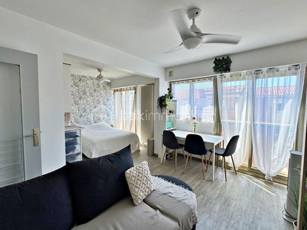 Dans une résidence avec piscine située dans le centre de Hyères, vous découvrirez ce bel appartement très lumineux de 28 m² situé au 4ème étage avec ascenseur.

Vous êtes dans un quartier très recherché, à pied de toutes commodités (commerces, médecins, marché, cinéma...)

L'appartement est composé d'une entrée avec placard, un séjour avec kitchenette ouverte, un espace nuit et une salle d'eau avec WC.

La résidence extrêmement bien entretenue offre un jardin luxuriant au coeur duquel sont implantés une très belle piscine, un terrain de tennis
et un terrain de boules ; elle bénéficie également de la présence très appréciée d'un Gardien.

A noter : Les faibles charges comprennent le chauffage, l'eau froide, l'eau chaude, l'entretien des espaces verts et de la piscine et les services du
Gardien.

Notre avis : idéal pour un premier achat ou pour de la location annuelle/saisonnière