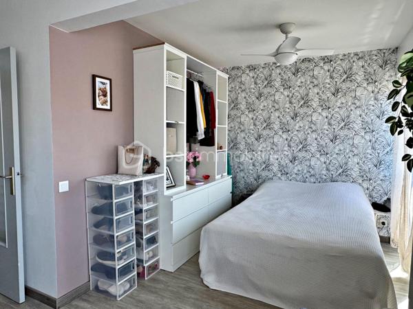 Dans une résidence avec piscine située dans le centre de Hyères, vous découvrirez ce bel appartement très lumineux de 28 m² situé au 4ème étage avec ascenseur.

Vous êtes dans un quartier très recherché, à pied de toutes commodités (commerces, médecins, marché, cinéma...)

L'appartement est composé d'une entrée avec placard, un séjour avec kitchenette ouverte, un espace nuit et une salle d'eau avec WC.

La résidence extrêmement bien entretenue offre un jardin luxuriant au coeur duquel sont implantés une très belle piscine, un terrain de tennis
et un terrain de boules ; elle bénéficie également de la présence très appréciée d'un Gardien.

A noter : Les faibles charges comprennent le chauffage, l'eau froide, l'eau chaude, l'entretien des espaces verts et de la piscine et les services du
Gardien.

Notre avis : idéal pour un premier achat ou pour de la location annuelle/saisonnière