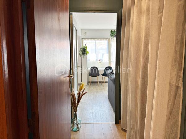 Dans une résidence avec piscine située dans le centre de Hyères, vous découvrirez ce bel appartement très lumineux de 28 m² situé au 4ème étage avec ascenseur.

Vous êtes dans un quartier très recherché, à pied de toutes commodités (commerces, médecins, marché, cinéma...)

L'appartement est composé d'une entrée avec placard, un séjour avec kitchenette ouverte, un espace nuit et une salle d'eau avec WC.

La résidence extrêmement bien entretenue offre un jardin luxuriant au coeur duquel sont implantés une très belle piscine, un terrain de tennis
et un terrain de boules ; elle bénéficie également de la présence très appréciée d'un Gardien.

A noter : Les faibles charges comprennent le chauffage, l'eau froide, l'eau chaude, l'entretien des espaces verts et de la piscine et les services du
Gardien.

Notre avis : idéal pour un premier achat ou pour de la location annuelle/saisonnière