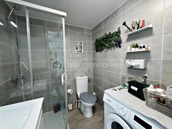 Dans une résidence avec piscine située dans le centre de Hyères, vous découvrirez ce bel appartement très lumineux de 28 m² situé au 4ème étage avec ascenseur.

Vous êtes dans un quartier très recherché, à pied de toutes commodités (commerces, médecins, marché, cinéma...)

L'appartement est composé d'une entrée avec placard, un séjour avec kitchenette ouverte, un espace nuit et une salle d'eau avec WC.

La résidence extrêmement bien entretenue offre un jardin luxuriant au coeur duquel sont implantés une très belle piscine, un terrain de tennis
et un terrain de boules ; elle bénéficie également de la présence très appréciée d'un Gardien.

A noter : Les faibles charges comprennent le chauffage, l'eau froide, l'eau chaude, l'entretien des espaces verts et de la piscine et les services du
Gardien.

Notre avis : idéal pour un premier achat ou pour de la location annuelle/saisonnière