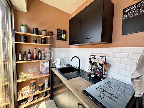 Dans une résidence avec piscine située dans le centre de Hyères, vous découvrirez ce bel appartement très lumineux de 28 m² situé au 4ème étage avec ascenseur.

Vous êtes dans un quartier très recherché, à pied de toutes commodités (commerces, médecins, marché, cinéma...)

L'appartement est composé d'une entrée avec placard, un séjour avec kitchenette ouverte, un espace nuit et une salle d'eau avec WC.

La résidence extrêmement bien entretenue offre un jardin luxuriant au coeur duquel sont implantés une très belle piscine, un terrain de tennis
et un terrain de boules ; elle bénéficie également de la présence très appréciée d'un Gardien.

A noter : Les faibles charges comprennent le chauffage, l'eau froide, l'eau chaude, l'entretien des espaces verts et de la piscine et les services du
Gardien.

Notre avis : idéal pour un premier achat ou pour de la location annuelle/saisonnière