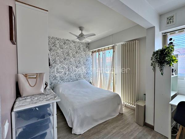Dans une résidence avec piscine située dans le centre de Hyères, vous découvrirez ce bel appartement très lumineux de 28 m² situé au 4ème étage avec ascenseur.

Vous êtes dans un quartier très recherché, à pied de toutes commodités (commerces, médecins, marché, cinéma...)

L'appartement est composé d'une entrée avec placard, un séjour avec kitchenette ouverte, un espace nuit et une salle d'eau avec WC.

La résidence extrêmement bien entretenue offre un jardin luxuriant au coeur duquel sont implantés une très belle piscine, un terrain de tennis
et un terrain de boules ; elle bénéficie également de la présence très appréciée d'un Gardien.

A noter : Les faibles charges comprennent le chauffage, l'eau froide, l'eau chaude, l'entretien des espaces verts et de la piscine et les services du
Gardien.

Notre avis : idéal pour un premier achat ou pour de la location annuelle/saisonnière