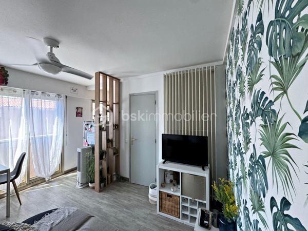 Dans une résidence avec piscine située dans le centre de Hyères, vous découvrirez ce bel appartement très lumineux de 28 m² situé au 4ème étage avec ascenseur.

Vous êtes dans un quartier très recherché, à pied de toutes commodités (commerces, médecins, marché, cinéma...)

L'appartement est composé d'une entrée avec placard, un séjour avec kitchenette ouverte, un espace nuit et une salle d'eau avec WC.

La résidence extrêmement bien entretenue offre un jardin luxuriant au coeur duquel sont implantés une très belle piscine, un terrain de tennis
et un terrain de boules ; elle bénéficie également de la présence très appréciée d'un Gardien.

A noter : Les faibles charges comprennent le chauffage, l'eau froide, l'eau chaude, l'entretien des espaces verts et de la piscine et les services du
Gardien.

Notre avis : idéal pour un premier achat ou pour de la location annuelle/saisonnière