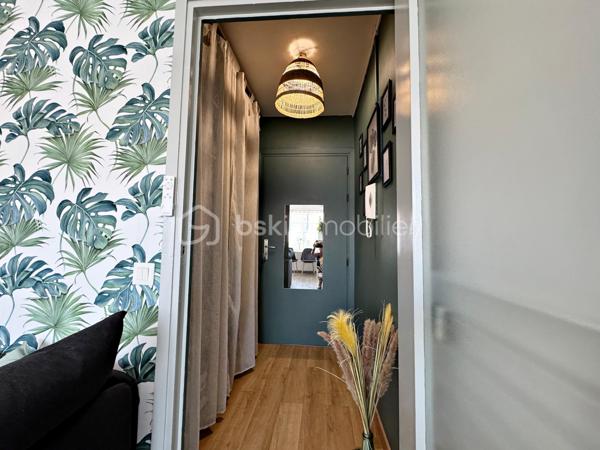 Dans une résidence avec piscine située dans le centre de Hyères, vous découvrirez ce bel appartement très lumineux de 28 m² situé au 4ème étage avec ascenseur.

Vous êtes dans un quartier très recherché, à pied de toutes commodités (commerces, médecins, marché, cinéma...)

L'appartement est composé d'une entrée avec placard, un séjour avec kitchenette ouverte, un espace nuit et une salle d'eau avec WC.

La résidence extrêmement bien entretenue offre un jardin luxuriant au coeur duquel sont implantés une très belle piscine, un terrain de tennis
et un terrain de boules ; elle bénéficie également de la présence très appréciée d'un Gardien.

A noter : Les faibles charges comprennent le chauffage, l'eau froide, l'eau chaude, l'entretien des espaces verts et de la piscine et les services du
Gardien.

Notre avis : idéal pour un premier achat ou pour de la location annuelle/saisonnière