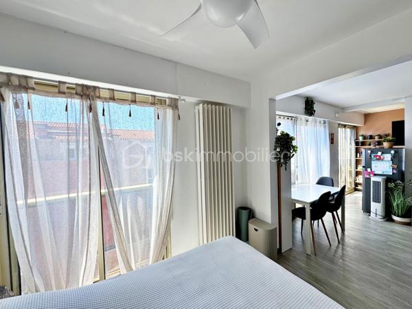 Dans une résidence avec piscine située dans le centre de Hyères, vous découvrirez ce bel appartement très lumineux de 28 m² situé au 4ème étage avec ascenseur.

Vous êtes dans un quartier très recherché, à pied de toutes commodités (commerces, médecins, marché, cinéma...)

L'appartement est composé d'une entrée avec placard, un séjour avec kitchenette ouverte, un espace nuit et une salle d'eau avec WC.

La résidence extrêmement bien entretenue offre un jardin luxuriant au coeur duquel sont implantés une très belle piscine, un terrain de tennis
et un terrain de boules ; elle bénéficie également de la présence très appréciée d'un Gardien.

A noter : Les faibles charges comprennent le chauffage, l'eau froide, l'eau chaude, l'entretien des espaces verts et de la piscine et les services du
Gardien.

Notre avis : idéal pour un premier achat ou pour de la location annuelle/saisonnière