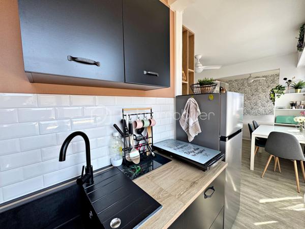 Dans une résidence avec piscine située dans le centre de Hyères, vous découvrirez ce bel appartement très lumineux de 28 m² situé au 4ème étage avec ascenseur.

Vous êtes dans un quartier très recherché, à pied de toutes commodités (commerces, médecins, marché, cinéma...)

L'appartement est composé d'une entrée avec placard, un séjour avec kitchenette ouverte, un espace nuit et une salle d'eau avec WC.

La résidence extrêmement bien entretenue offre un jardin luxuriant au coeur duquel sont implantés une très belle piscine, un terrain de tennis
et un terrain de boules ; elle bénéficie également de la présence très appréciée d'un Gardien.

A noter : Les faibles charges comprennent le chauffage, l'eau froide, l'eau chaude, l'entretien des espaces verts et de la piscine et les services du
Gardien.

Notre avis : idéal pour un premier achat ou pour de la location annuelle/saisonnière