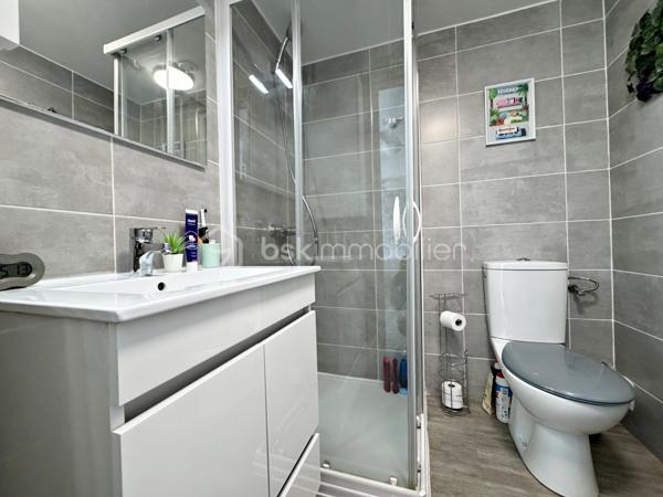 Dans une résidence avec piscine située dans le centre de Hyères, vous découvrirez ce bel appartement très lumineux de 28 m² situé au 4ème étage avec ascenseur.

Vous êtes dans un quartier très recherché, à pied de toutes commodités (commerces, médecins, marché, cinéma...)

L'appartement est composé d'une entrée avec placard, un séjour avec kitchenette ouverte, un espace nuit et une salle d'eau avec WC.

La résidence extrêmement bien entretenue offre un jardin luxuriant au coeur duquel sont implantés une très belle piscine, un terrain de tennis
et un terrain de boules ; elle bénéficie également de la présence très appréciée d'un Gardien.

A noter : Les faibles charges comprennent le chauffage, l'eau froide, l'eau chaude, l'entretien des espaces verts et de la piscine et les services du
Gardien.

Notre avis : idéal pour un premier achat ou pour de la location annuelle/saisonnière