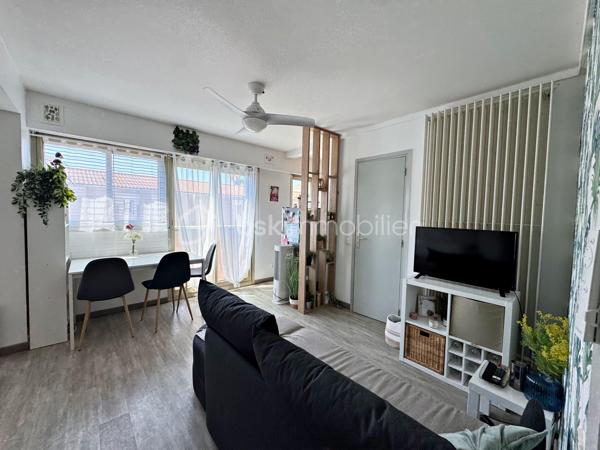 Dans une résidence avec piscine située dans le centre de Hyères, vous découvrirez ce bel appartement très lumineux de 28 m² situé au 4ème étage avec ascenseur.

Vous êtes dans un quartier très recherché, à pied de toutes commodités (commerces, médecins, marché, cinéma...)

L'appartement est composé d'une entrée avec placard, un séjour avec kitchenette ouverte, un espace nuit et une salle d'eau avec WC.

La résidence extrêmement bien entretenue offre un jardin luxuriant au coeur duquel sont implantés une très belle piscine, un terrain de tennis
et un terrain de boules ; elle bénéficie également de la présence très appréciée d'un Gardien.

A noter : Les faibles charges comprennent le chauffage, l'eau froide, l'eau chaude, l'entretien des espaces verts et de la piscine et les services du
Gardien.

Notre avis : idéal pour un premier achat ou pour de la location annuelle/saisonnière