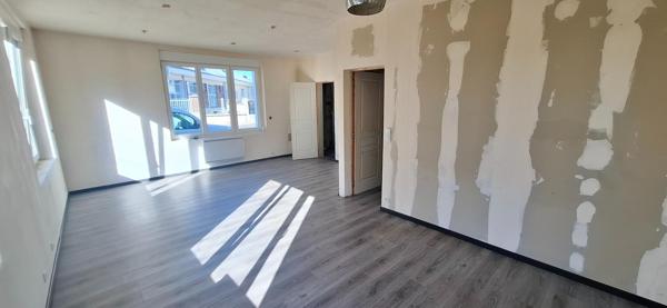 Gros potentiel pour cette bâtisse à finir de rénover