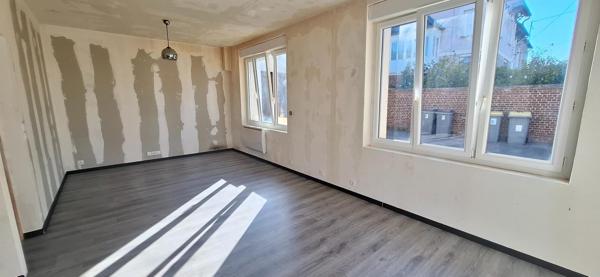 Gros potentiel pour cette bâtisse à finir de rénover
