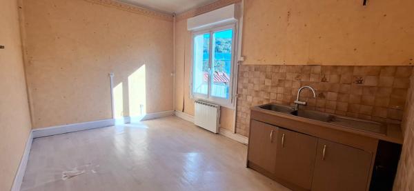 Gros potentiel pour cette bâtisse à finir de rénover
