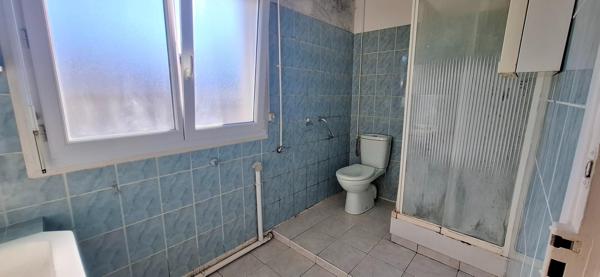 Gros potentiel pour cette bâtisse à finir de rénover