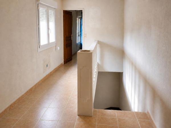 Maison de village, comprenant 1 appartement et 1 studio