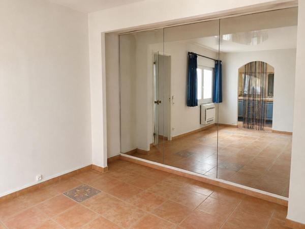 Maison de village, comprenant 1 appartement et 1 studio