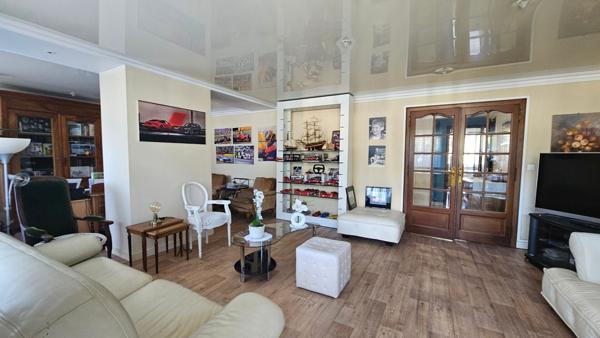 VENTE : appartement de 6 pièces + cuisine (143 m²) avec  terrasse à ALBERTVILLE
