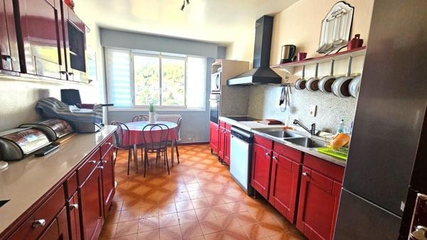 VENTE : appartement de 6 pièces + cuisine (143 m²) avec  terrasse à ALBERTVILLE