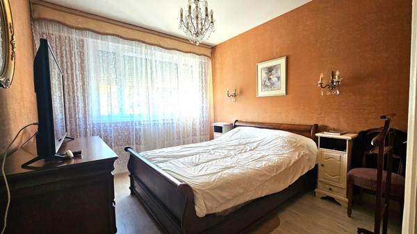 VENTE : appartement de 6 pièces + cuisine (143 m²) avec  terrasse à ALBERTVILLE