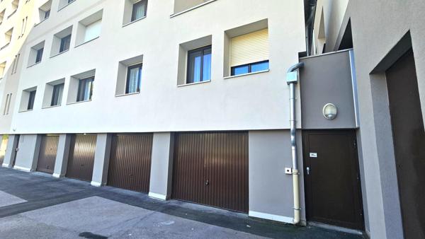VENTE : appartement de 6 pièces + cuisine (143 m²) avec  terrasse à ALBERTVILLE